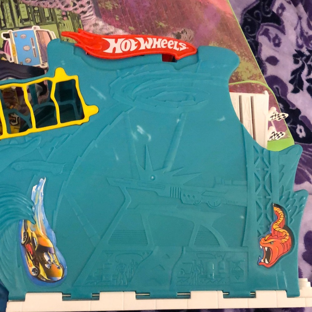 Hot wheels shark bite bay diecast car play set